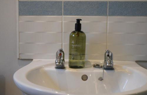 2 Bedroom House Near City Centre with Parking - Foto 20