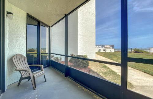 Beachfront with a pool at Ocean Trillium Condo ~ 101 - Foto 4