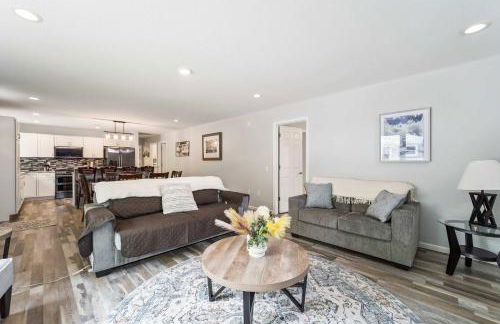 Spacious 3BR Lakefront Cottage with Stunning Views - Foto 11