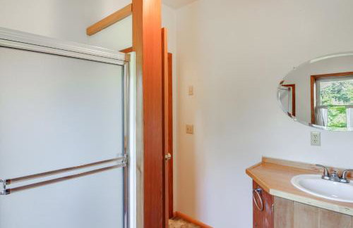 Forested Coffman Cove Cabin with Wood-Burning Stove! - Foto 20