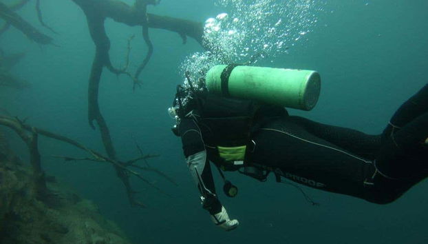 Explorando los fondos marinos del lago Correntoso