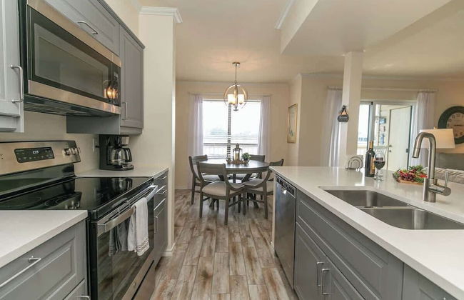 Cape Terrace Waterfront Oasis - Foto 8