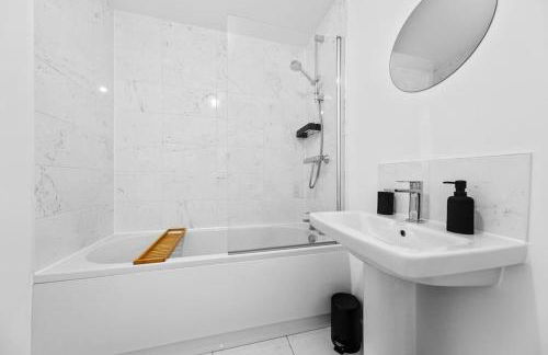 Opulent 2BR 2BA House with FREE Parking - Photo 31