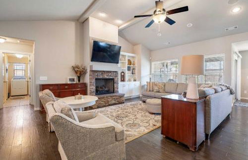 Near Hiking and Biking Convenient Home in Rogers! - Foto 1