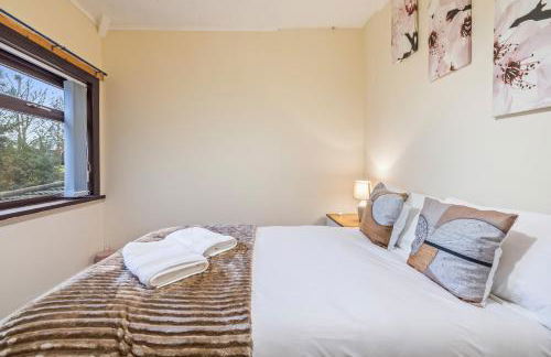 Spacious 4 Bedroom Home Near City Centre Sleeps 11 with Free Parking - Foto 23