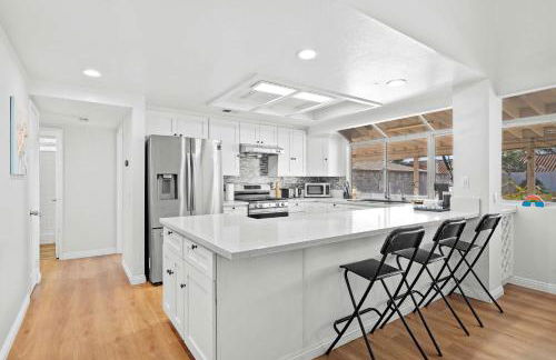 Stylish Home w Full Kitchen Garage Backyard - Foto 6