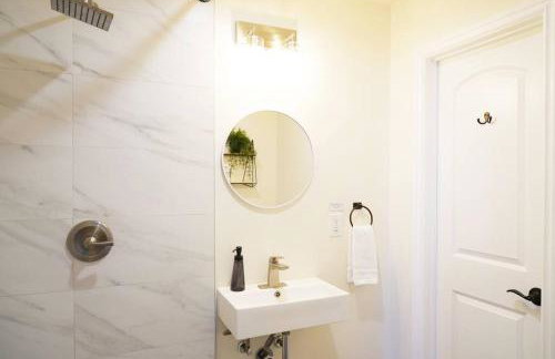 Cozy 2B1B Guest House with Private Entrance and Parking - Foto 11