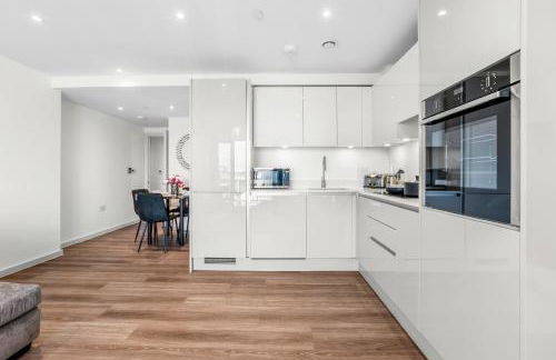 Two BDR Apt By Stay Aura Short Lets & Serviced Accommodation London With Free WiFi, Parking & 10 Min to Brentford Stadium - Foto 43