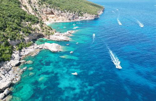 Beachfront Villa Sea & Garden - 2BR - AC - WiFi - BBQ - Parking - Pet Friendly - Foto 23