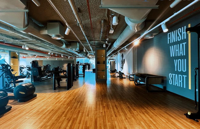 Classy Downtown 2BR w City View Balcony - Photo 4