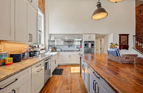 Modern 3BR Condo Walk to Downtown and UT with Parking - Foto 16