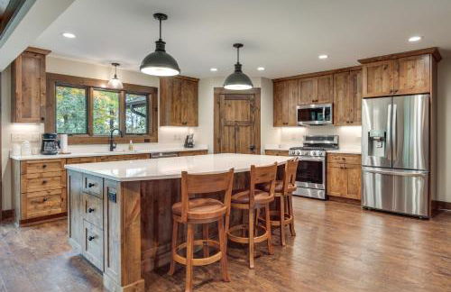 Impressive Presque Isle Lake House with Water Access - Foto 3