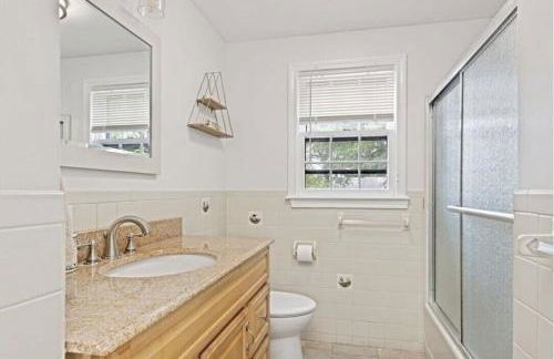 A Cozy Cape house steps to Restaurants & Beaches ~1.4 miles down scenic roads - Foto 19