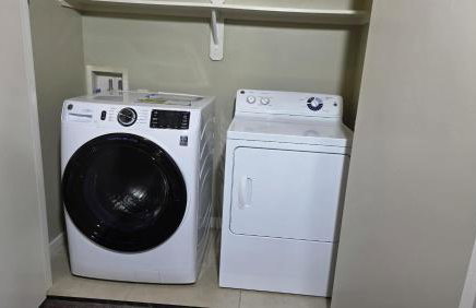 Poolside Comfort 2BR Galleria Stay AND Garage - Foto 25