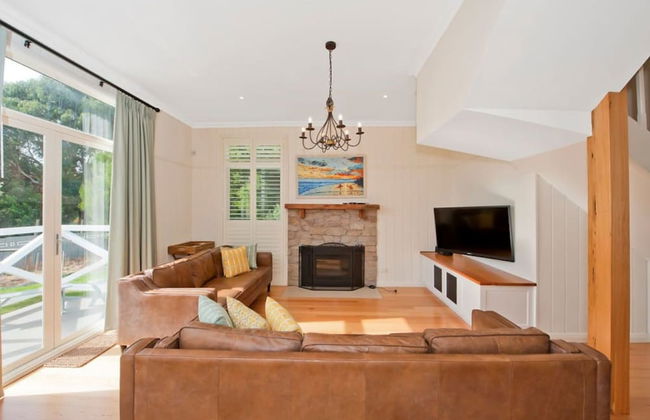 Hampton on Apollo - Ocean Mountain View Creekside Retreat Pet Friendly Free EV Charger Fireplace Wood Supplied During Winter - Photo 8