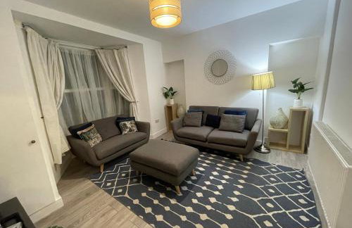 Neath, South Wales Getaway - 4 Bedroom Home -7 Guests - Free Parking - Foto 18