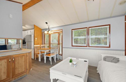 Premium Cabin with Pasture Views & Private Hot Tub - Foto 7