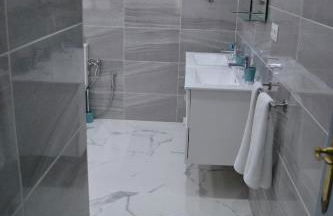 Impressive 1 bed Apartment with a stunning bathroom and Terrace CB4EV - Photo 15