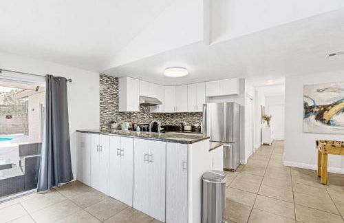 Vacation Home in Vegas w Pool 2 mile to Strip - Foto 28