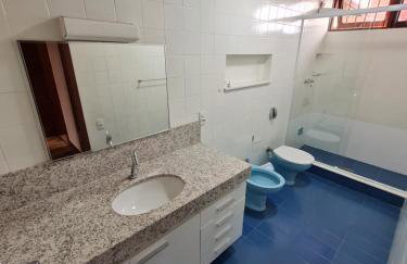 Casa Super Agradável, 250 metros da praia da Areia Preta, cinco quartos com ar, wifi, garagem, completa - Foto 33