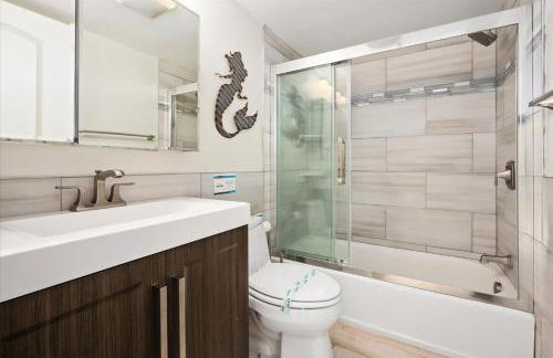 Oceanfront 2 Bedroom Modern Beach Condo w Pool - Foto 27