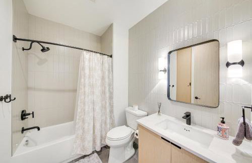 Luxe Schweitzer Condo with Hot Tub Ski-InandSki-Out! - Foto 17