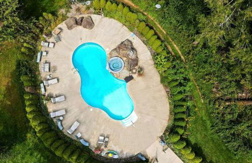 Spacious Villa Rental with a Pool for a Large Group near Catskill Mountains, New York - Photo 53