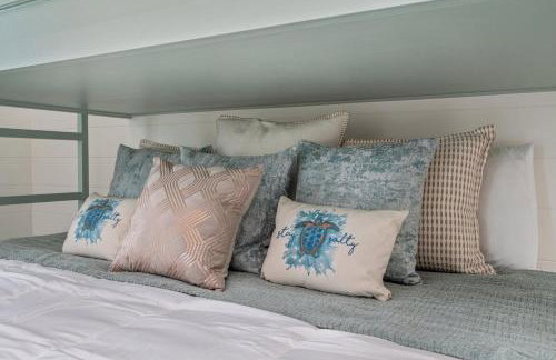 2 Blocks to the Beach! Pool & Golf Cart, Sleeps 21 - Foto 2