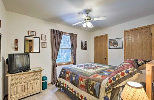 Lakefront Family Getaway with Private Deck and Dock! - Foto 16