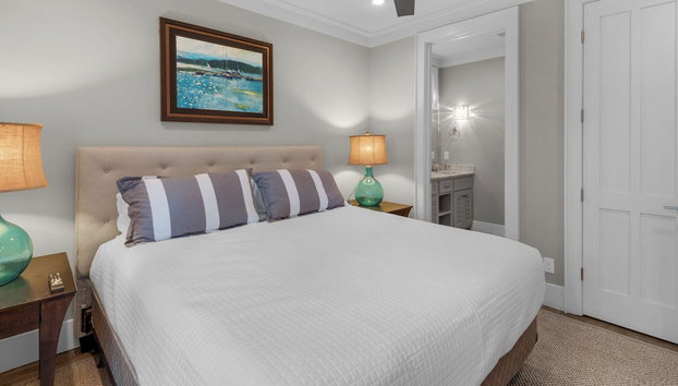 4 Minutes to Beach + Community Pool ~ Stunning Modern Home for 12 - Foto 5, Habitación