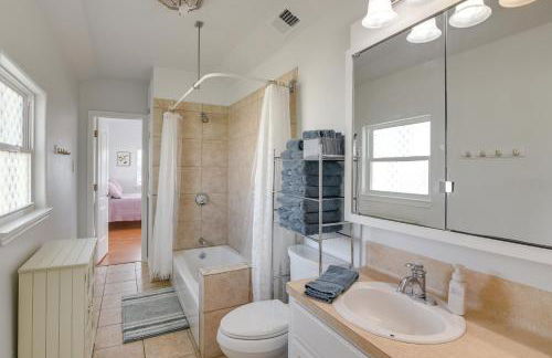 Steps to Sea! Crystal Beach Home with Furnished Deck - Foto 14