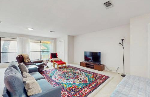 Cozy Dog-Friendly Home WITH Full Kitchen, Patio & Backyard, Close to Golf Course - Foto 13