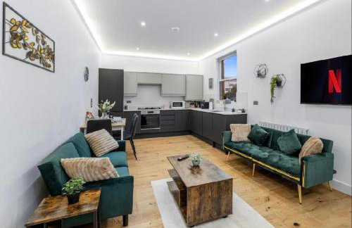 2 Bedroom Flat By Key Light Properties Short Lets & Serviced accommodation two minutes walk from Canada Water Station - Great for Contractors, Group and Family - Foto 2