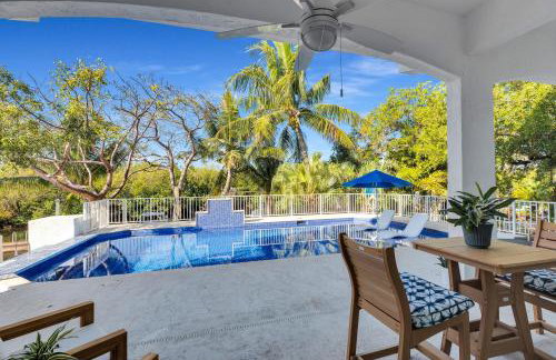 NEW LISTING! Reel Joy Waterfront Luxe with Pool and Private Dock home - Foto 42