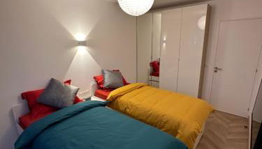 PARIS PANTIN Magnifique Appartement 4 pièces de 108m2 avec 2 PARKING intérieur - très cosy pour 1 à 12 personnes - Entièrement refait à neuf ENTIRE APARTMENT LUXURIOUS AND WARM - PANTIN PARIS 19 ème FREE WIFI GRATUIT - Foto 4, wardrobe