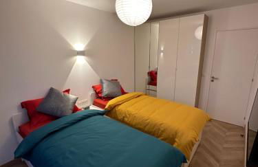 PARIS PANTIN Magnifique Appartement 4 pièces de 108m2 avec 2 PARKING intérieur - très cosy pour 1 à 12 personnes - Entièrement refait à neuf ENTIRE APARTMENT LUXURIOUS AND WARM - PANTIN PARIS 19 ème FREE WIFI GRATUIT - Foto 4