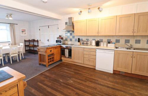 WALK TO THE BEACH, spacious cottage with sea views - Foto 11