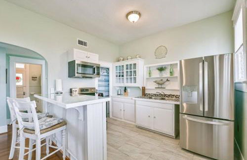 Coastal Blue Beach House with 3 Bedrooms and Just off the Seawall - Foto 27