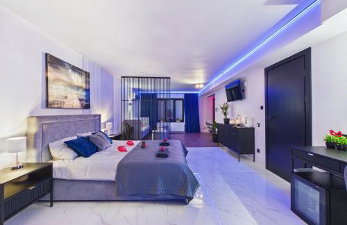 Jacuzzi LoveAparts Marki Romantic Getaway - Photo 16