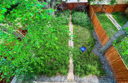 Stylish 4BR with Office Deck Gardens ABODEbucks - Foto 48