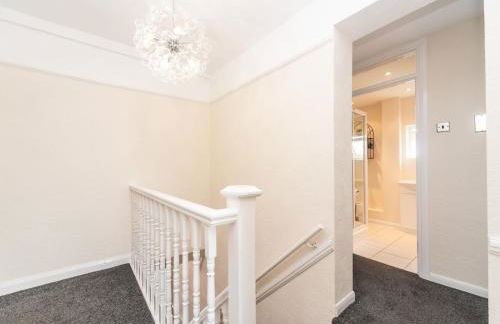 Spacious 4 Bed House Free Parking Near Station - Pass the Keys - Foto 28