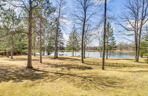 Tenstrike Lake House on 60 Acres Hike and Fish! - Foto 22