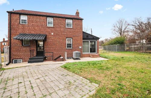 1 min to DC 8 beds sleeps 16 with yard and parking - Foto 5