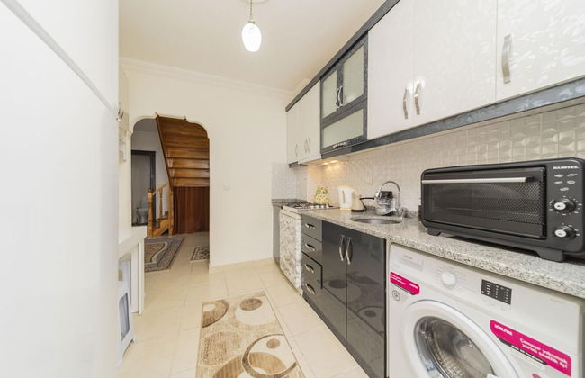 Capacious Flat With Terrace in Central Muratpasa - Photo 9