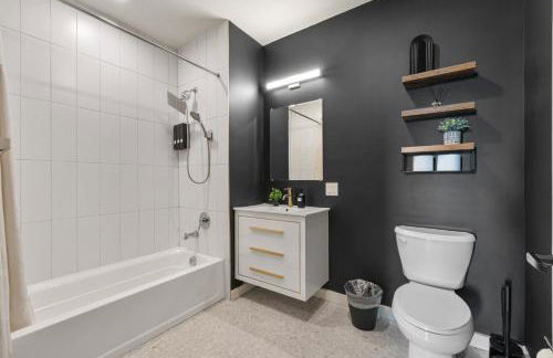 2BR 2BA, King bd, Gym, Free Parking, 8min to Train - Foto 13