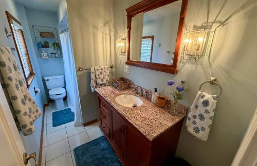 Cozy Cabin Vibe in the City - Foto 6