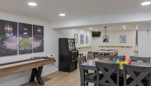 Large Luxury Home with Media Room and Game Room - 10 mins to Campus & Stadium - Foto 4, Game Room