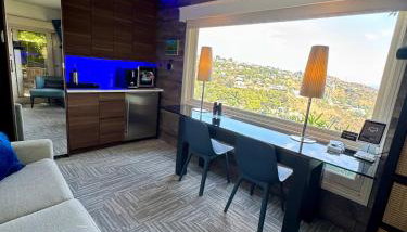 HOLLYWOOD HILLS JETLINER VIEWS at STUDIO 1080 HOLLYWOOD - Foto 2, wardrobe, minibar