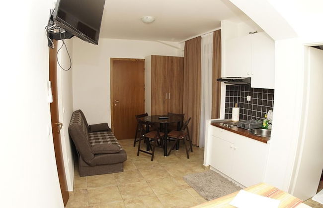 Inviting Apartment 14 Sleeps 3 Guests - Photo 13