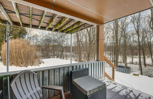 Couples Retreat Near UVM! Unique Studio with Deck - Foto 19